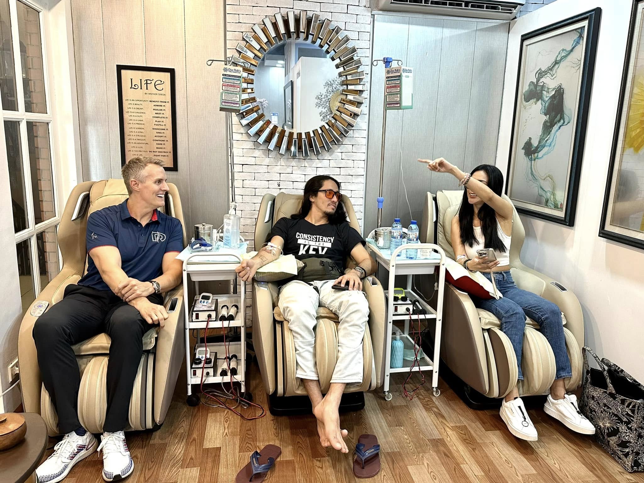 Doc Rob with guests during vitamin infusion sessions